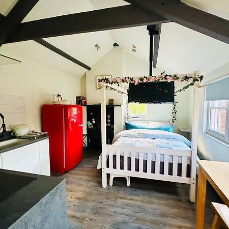 Tiny Romantic Retreat With Hot Tub On A Country Estate Near Cardigan Bay In Eryri Snowdonia คลันเบดเดอ ภายนอก รูปภาพ