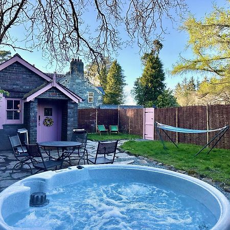 Tiny Romantic Retreat With Hot Tub On A Country Estate Near Cardigan Bay In Eryri Snowdonia คลันเบดเดอ ภายนอก รูปภาพ