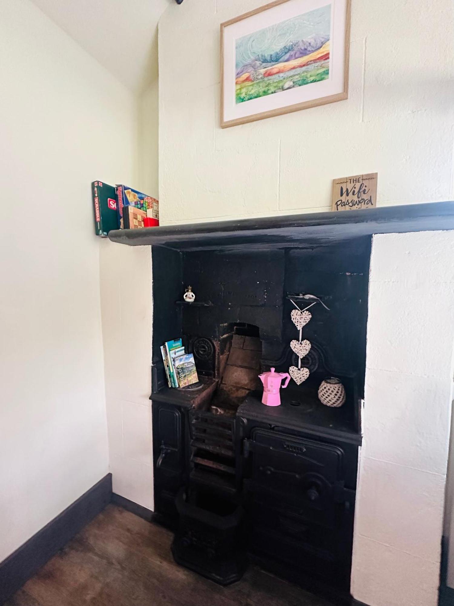 Tiny Romantic Retreat With Hot Tub On A Country Estate Near Cardigan Bay In Eryri Snowdonia คลันเบดเดอ ภายนอก รูปภาพ