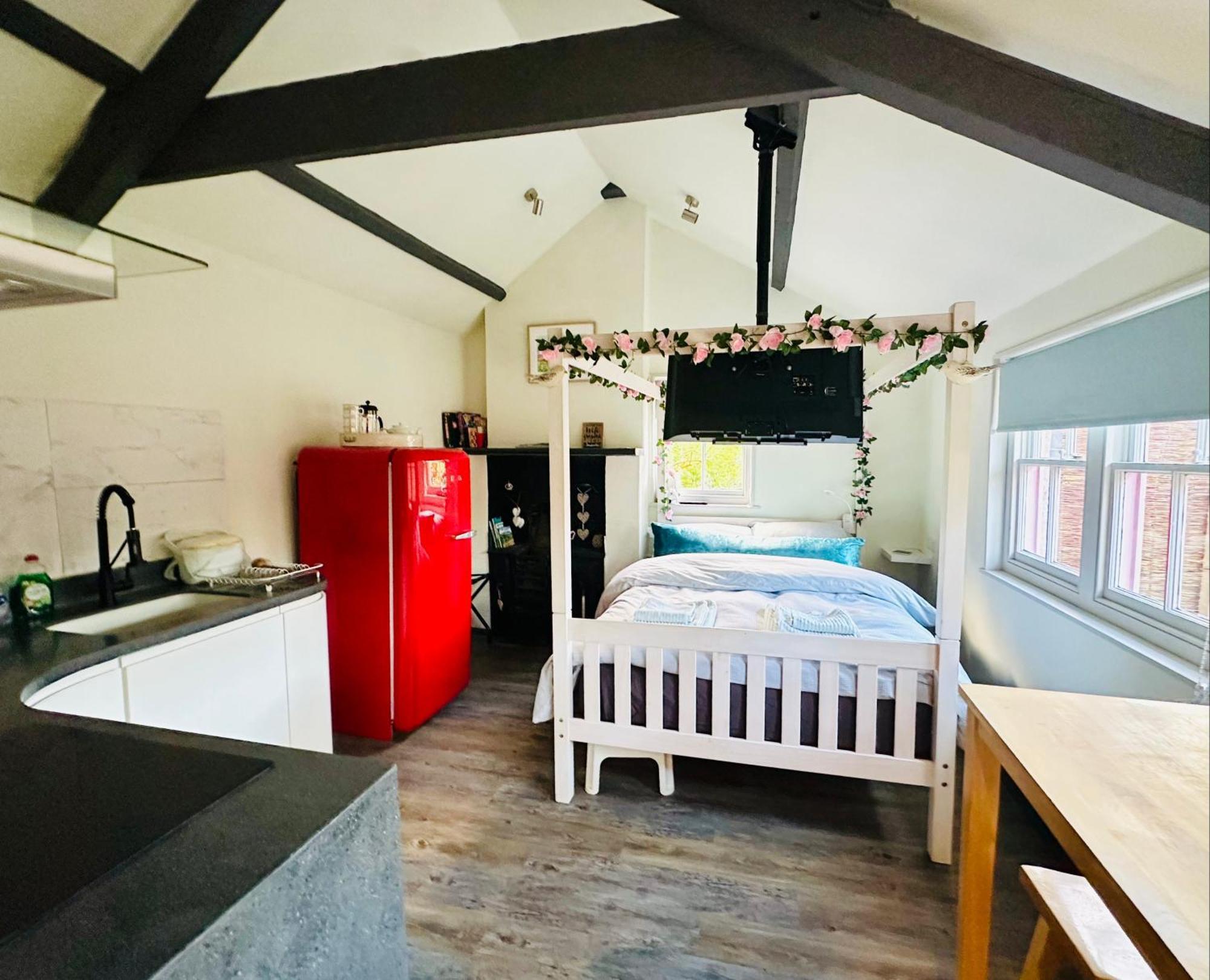 Tiny Romantic Retreat With Hot Tub On A Country Estate Near Cardigan Bay In Eryri Snowdonia คลันเบดเดอ ภายนอก รูปภาพ