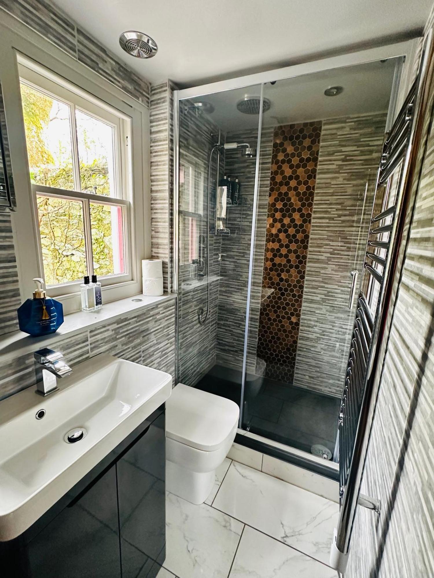 Tiny Romantic Retreat With Hot Tub On A Country Estate Near Cardigan Bay In Eryri Snowdonia คลันเบดเดอ ภายนอก รูปภาพ