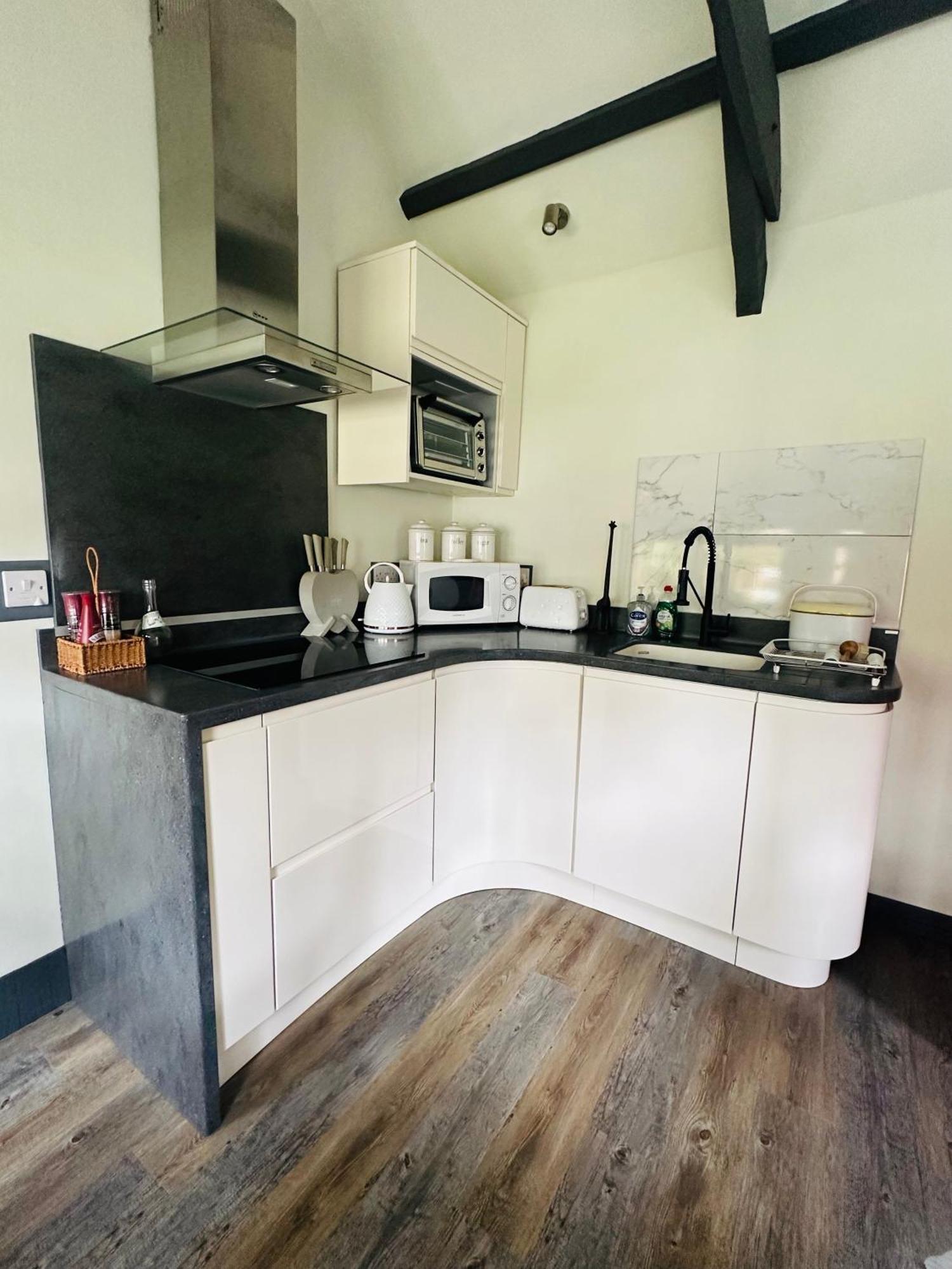 Tiny Romantic Retreat With Hot Tub On A Country Estate Near Cardigan Bay In Eryri Snowdonia คลันเบดเดอ ภายนอก รูปภาพ