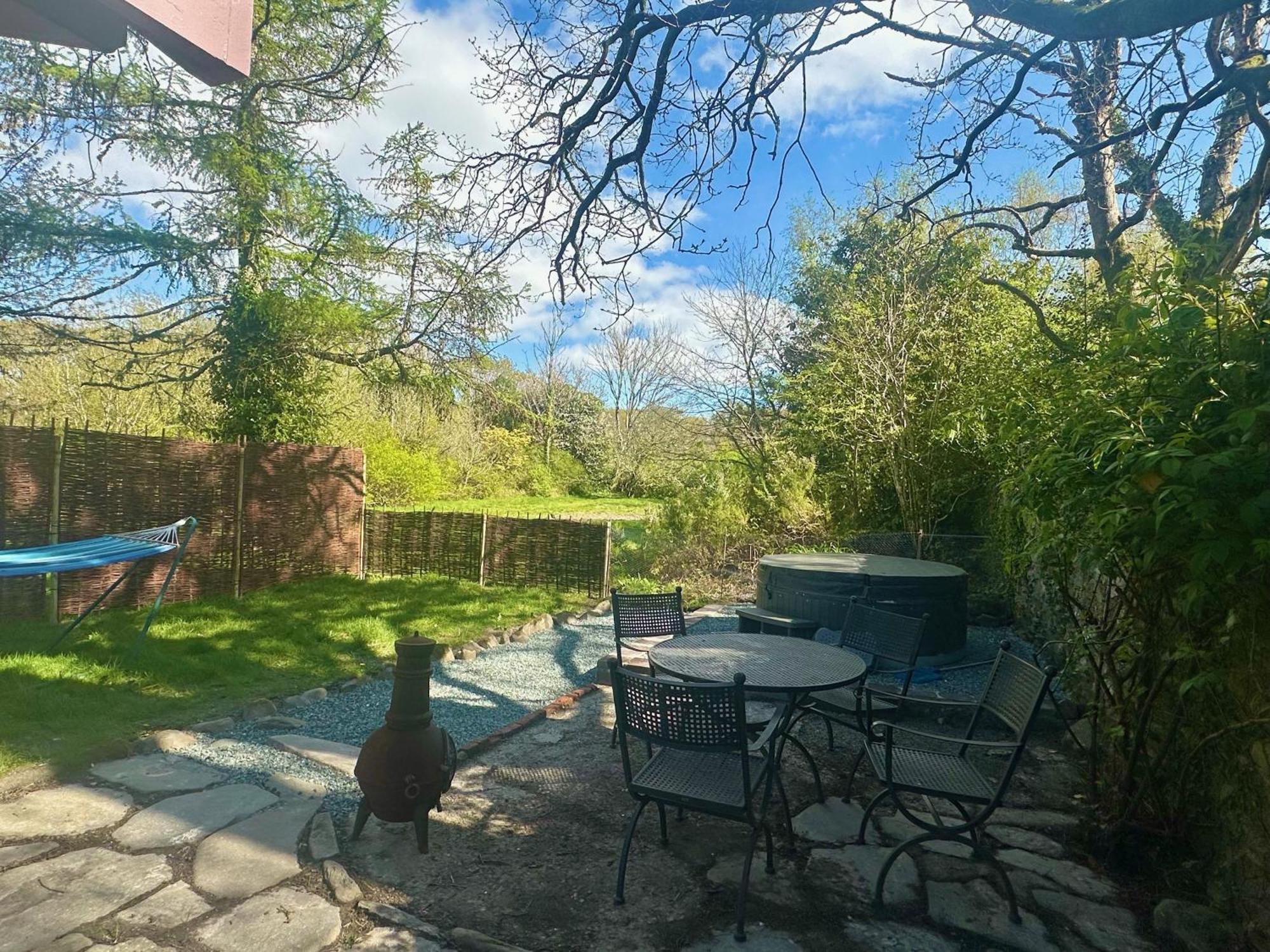 Tiny Romantic Retreat With Hot Tub On A Country Estate Near Cardigan Bay In Eryri Snowdonia คลันเบดเดอ ภายนอก รูปภาพ