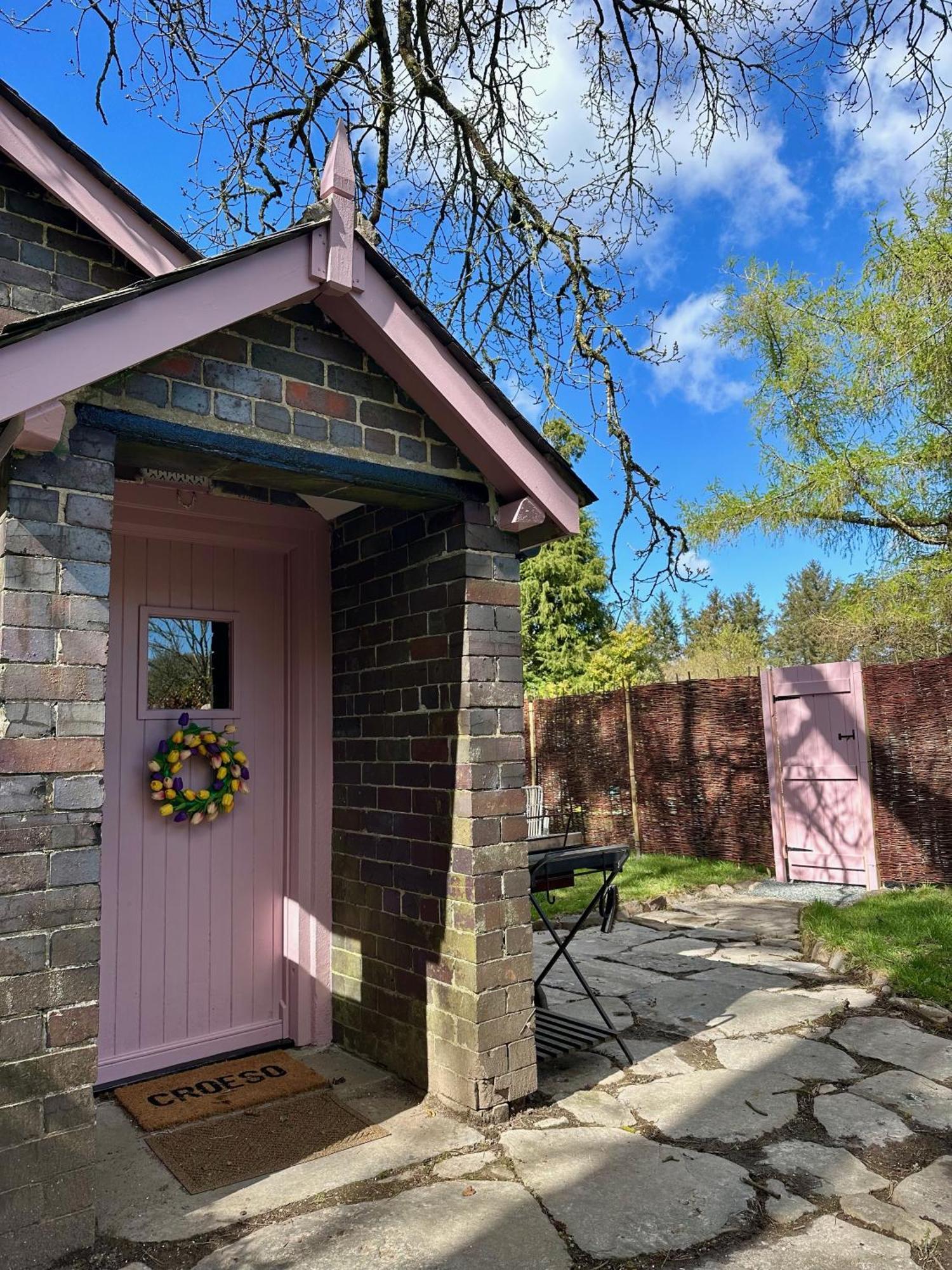 Tiny Romantic Retreat With Hot Tub On A Country Estate Near Cardigan Bay In Eryri Snowdonia คลันเบดเดอ ภายนอก รูปภาพ