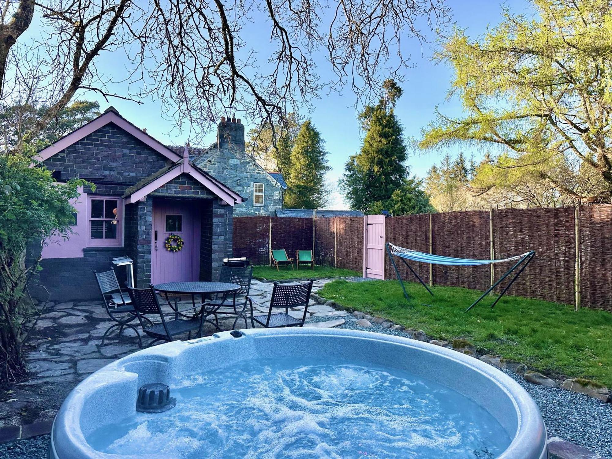 Tiny Romantic Retreat With Hot Tub On A Country Estate Near Cardigan Bay In Eryri Snowdonia คลันเบดเดอ ภายนอก รูปภาพ