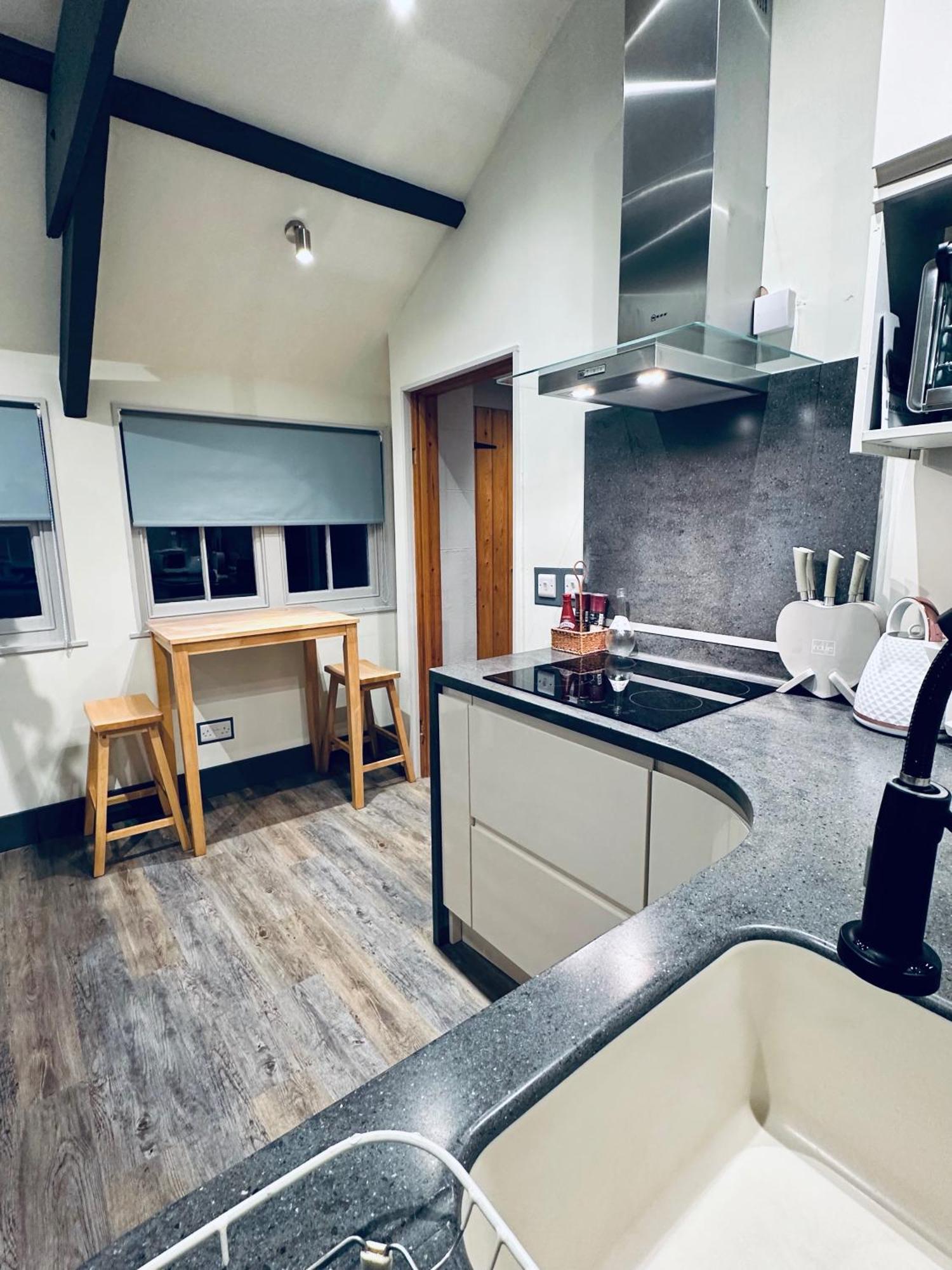 Tiny Romantic Retreat With Hot Tub On A Country Estate Near Cardigan Bay In Eryri Snowdonia คลันเบดเดอ ภายนอก รูปภาพ