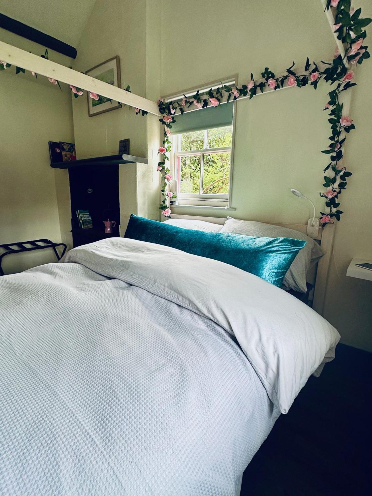 Tiny Romantic Retreat With Hot Tub On A Country Estate Near Cardigan Bay In Eryri Snowdonia คลันเบดเดอ ภายนอก รูปภาพ