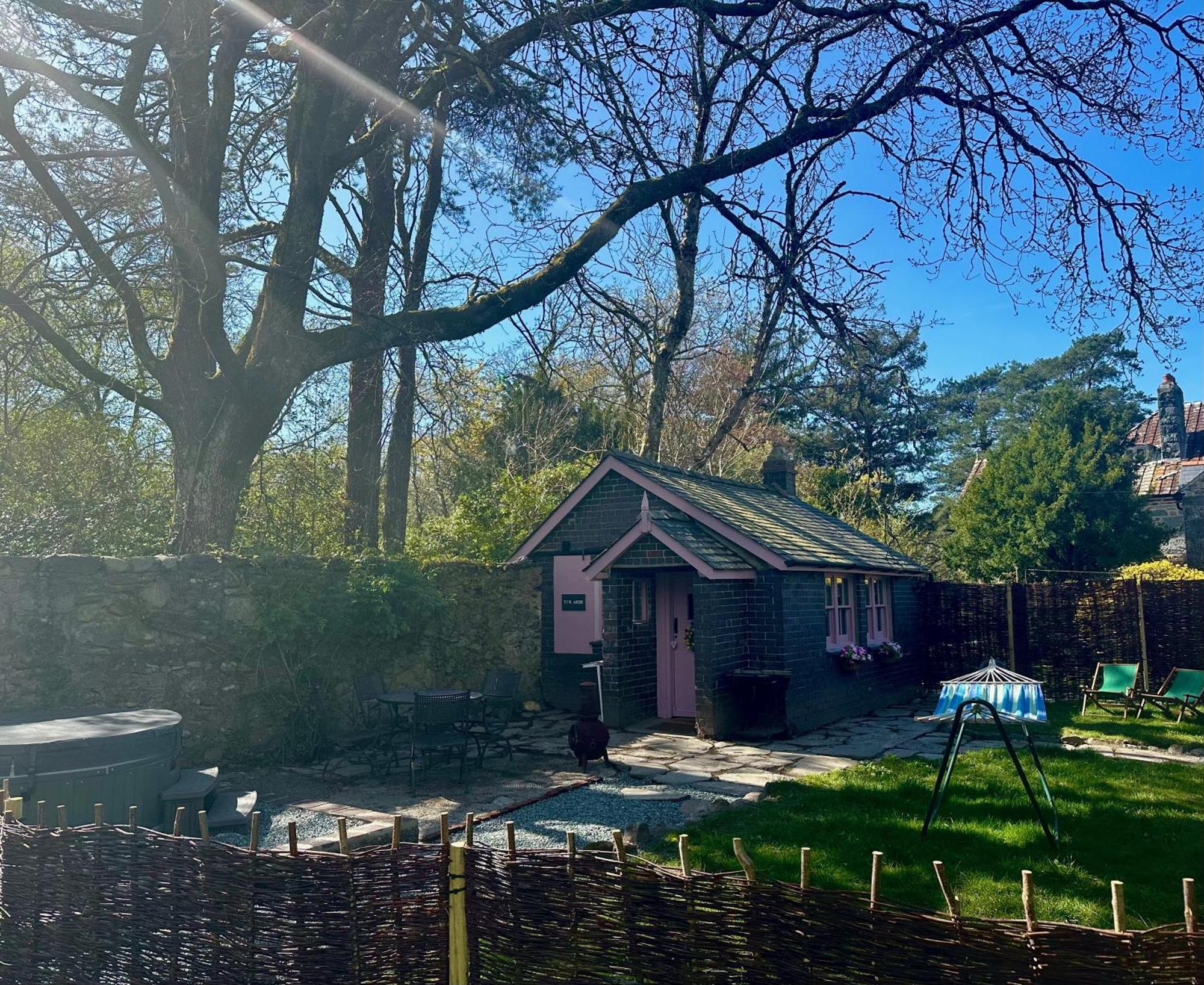 Tiny Romantic Retreat With Hot Tub On A Country Estate Near Cardigan Bay In Eryri Snowdonia คลันเบดเดอ ภายนอก รูปภาพ